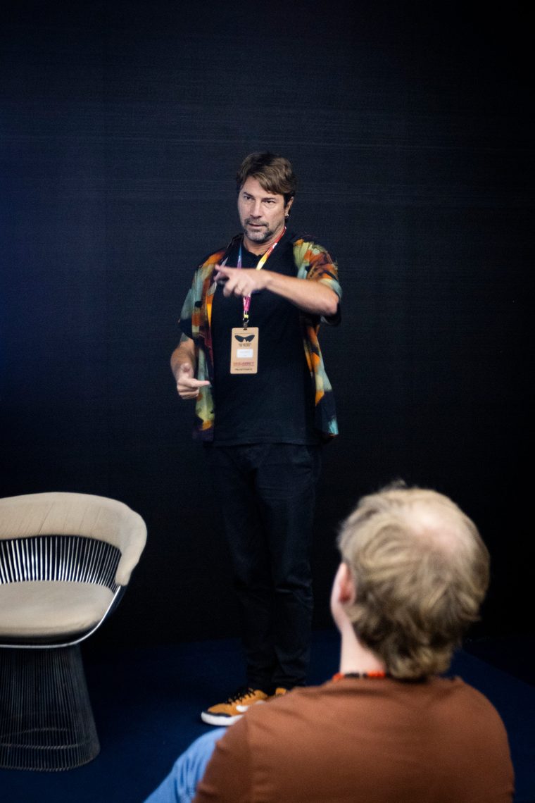 Especialista apresentando uma masterclass no palco