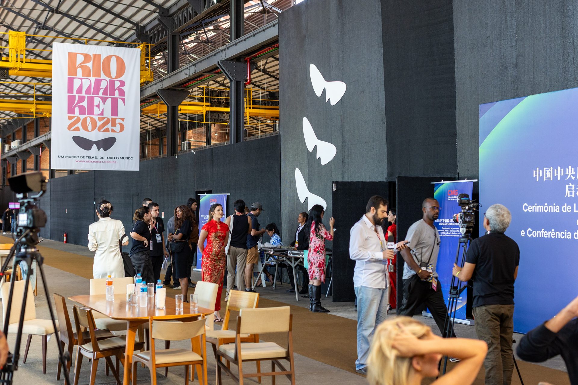 Público e equipes de produção durante o RioMarket no Armazém da Utopia
