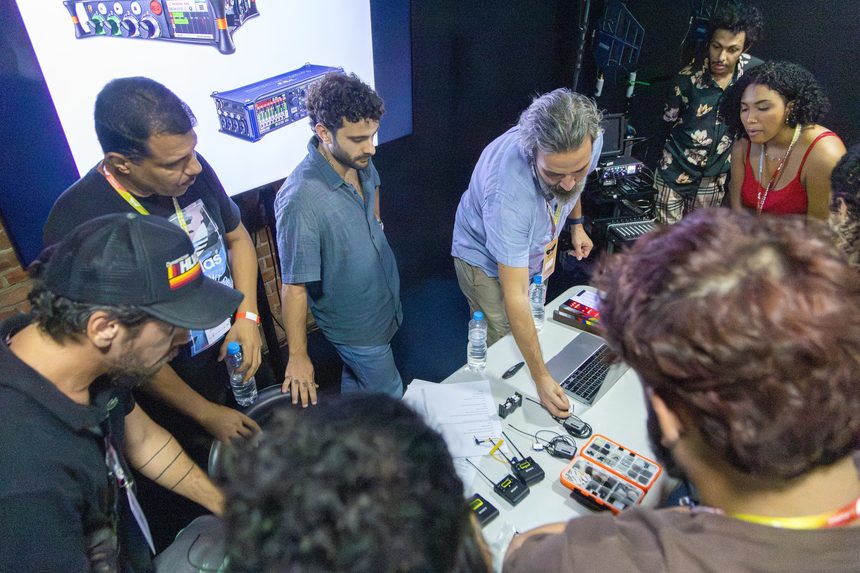 Equipe manuseando equipamento profissional de captação