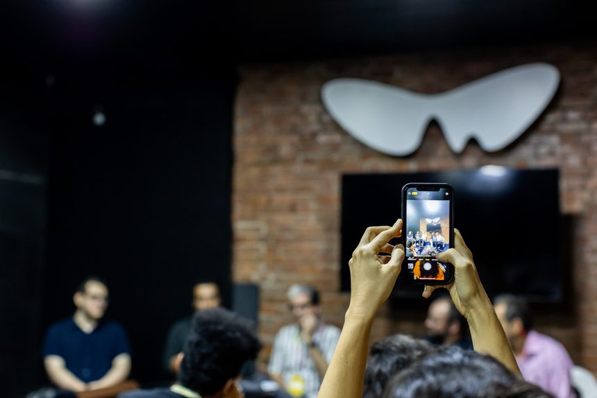 Público fotografando a mostra de cinema no RioMarket