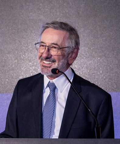 Márcio Fernando Elias Rosa discursando ao microfone